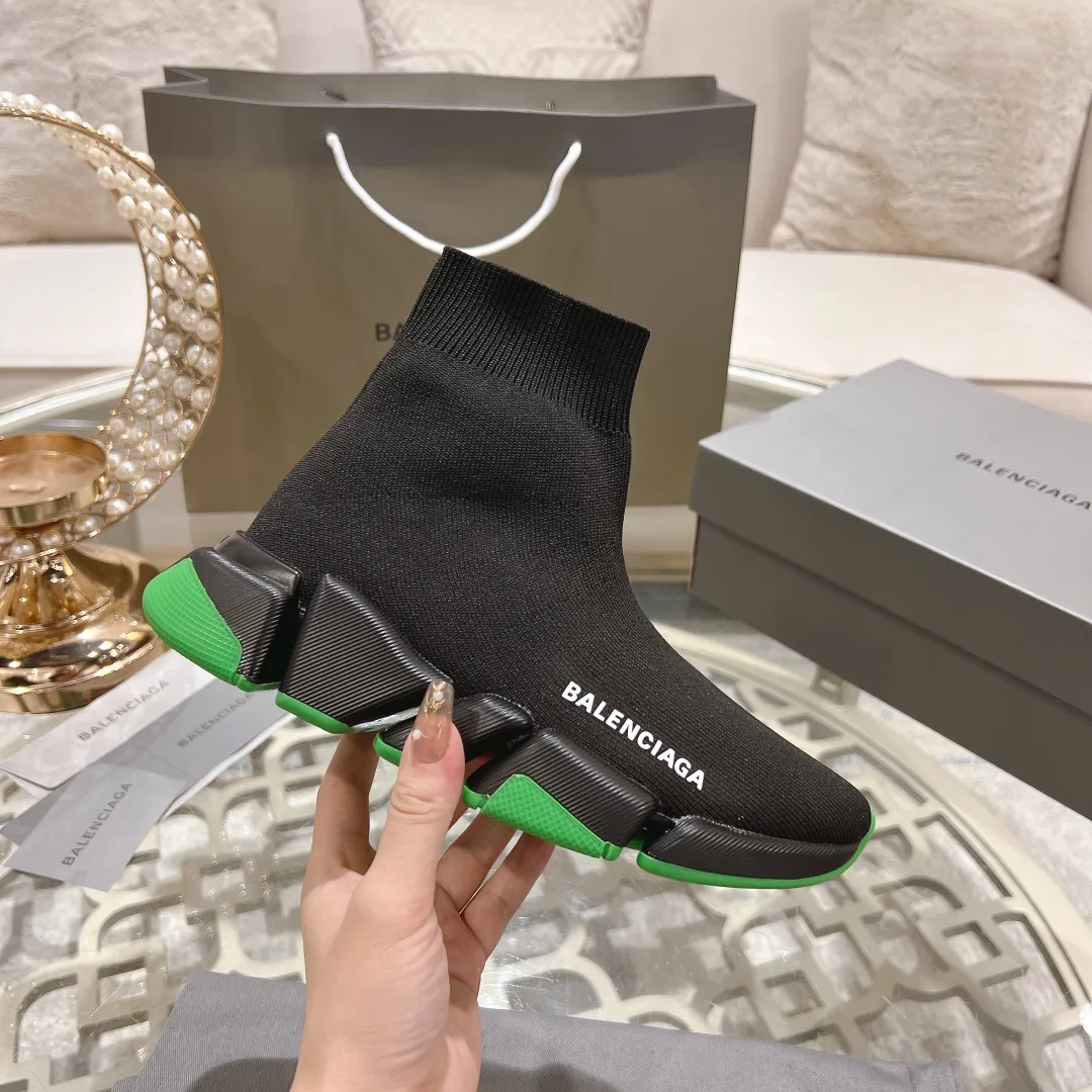 👟👟Ex-factory price 520👟👟 【Balencia**】The latest ✅SPEED2.0 multi-compression molded combination outsole from Paris* ✅ ⚠️Balencia’s top couple socks and shoes❗️ 🌟Original purchase and development! The top version on the market, with upgraded quality, every detail including packaging is compared to ZP! Newly upgraded TPU vacuum molded combination outsole! More comfortable and easy to wear! 3D knitted fabric is breathable and does not deform! The logo is the same as the original one, please distinguish it from the market currency! ⚠️Balenciaga’s latest packaging! 🔸Couple size SIZE: 35-42 (can be customized from 41)